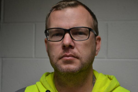 Dennis Paul Oliver Jr a registered Sex or Violent Offender of Indiana